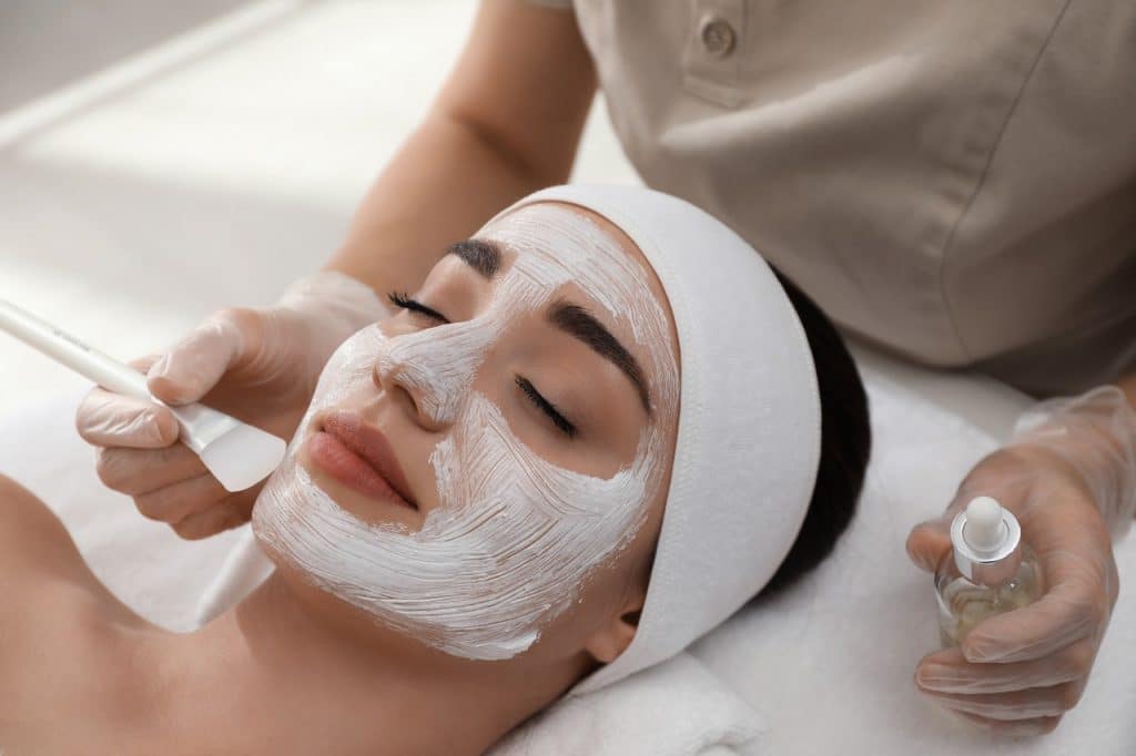 Le nettoyage dermatologique est un soin qui purifie et élimine les impuretés de la peau. Il est constitué de plusieurs étapes, avec un éventuel dékystage.