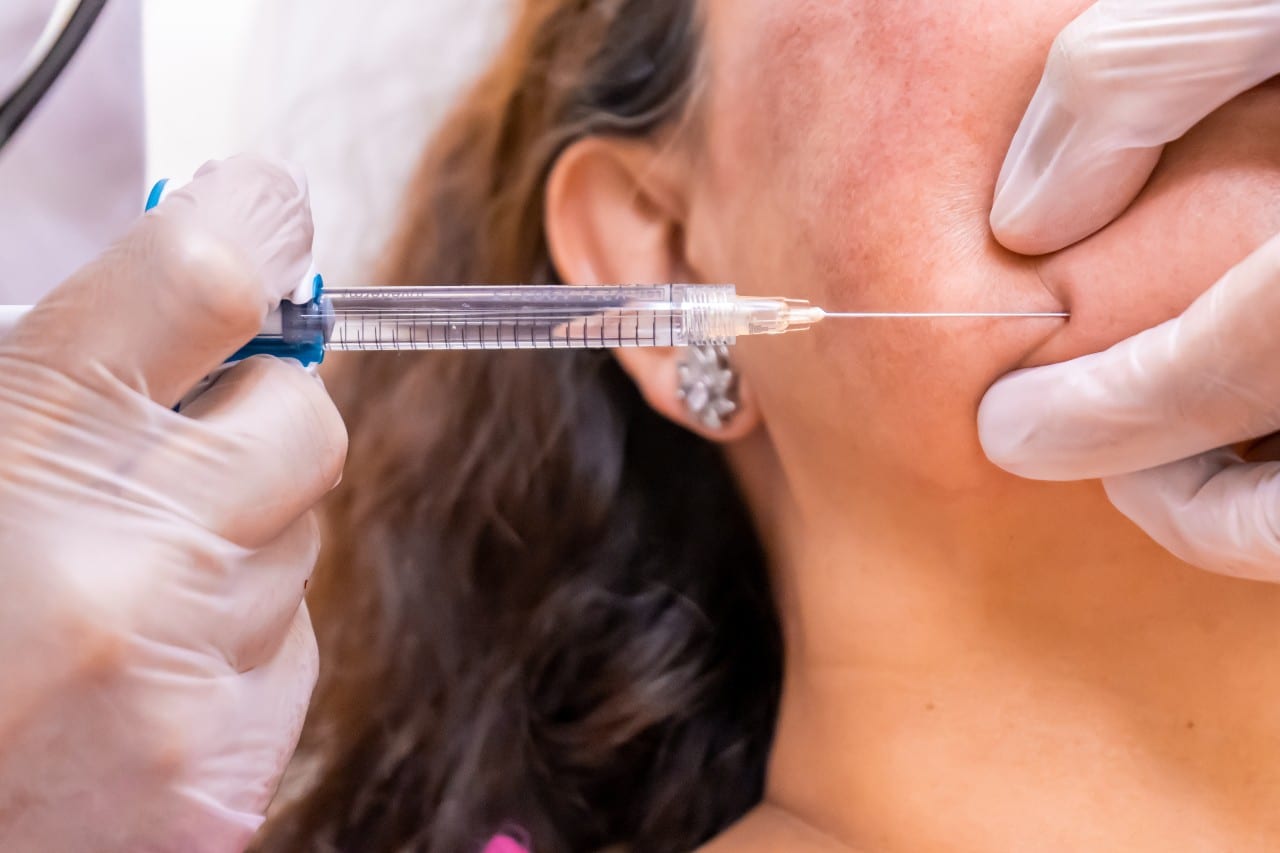 Inducteurs tissulaires injectés dans le derme pour stimuler la fibroblastes à la néocollagénèse. Ils permettent une densité de la peau et améliorer le relâchement.