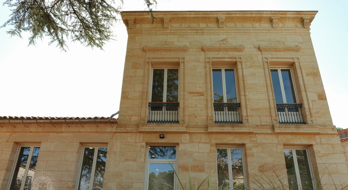 La façade en pierre de la Maison Andromède, à Génissac
