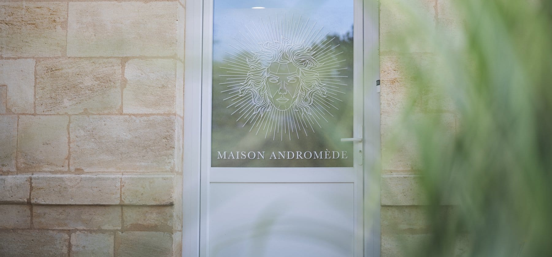 Entrée de la Maison Andromède — emblème gravé, à Génissac