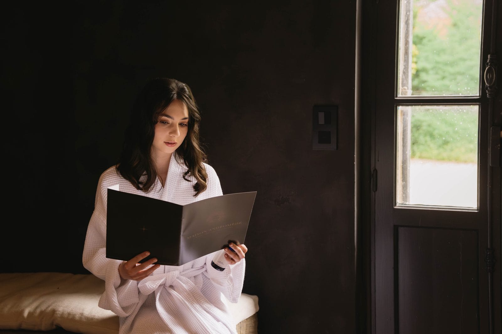 Moment de détente en peignoir, brochure Maison Andromède
