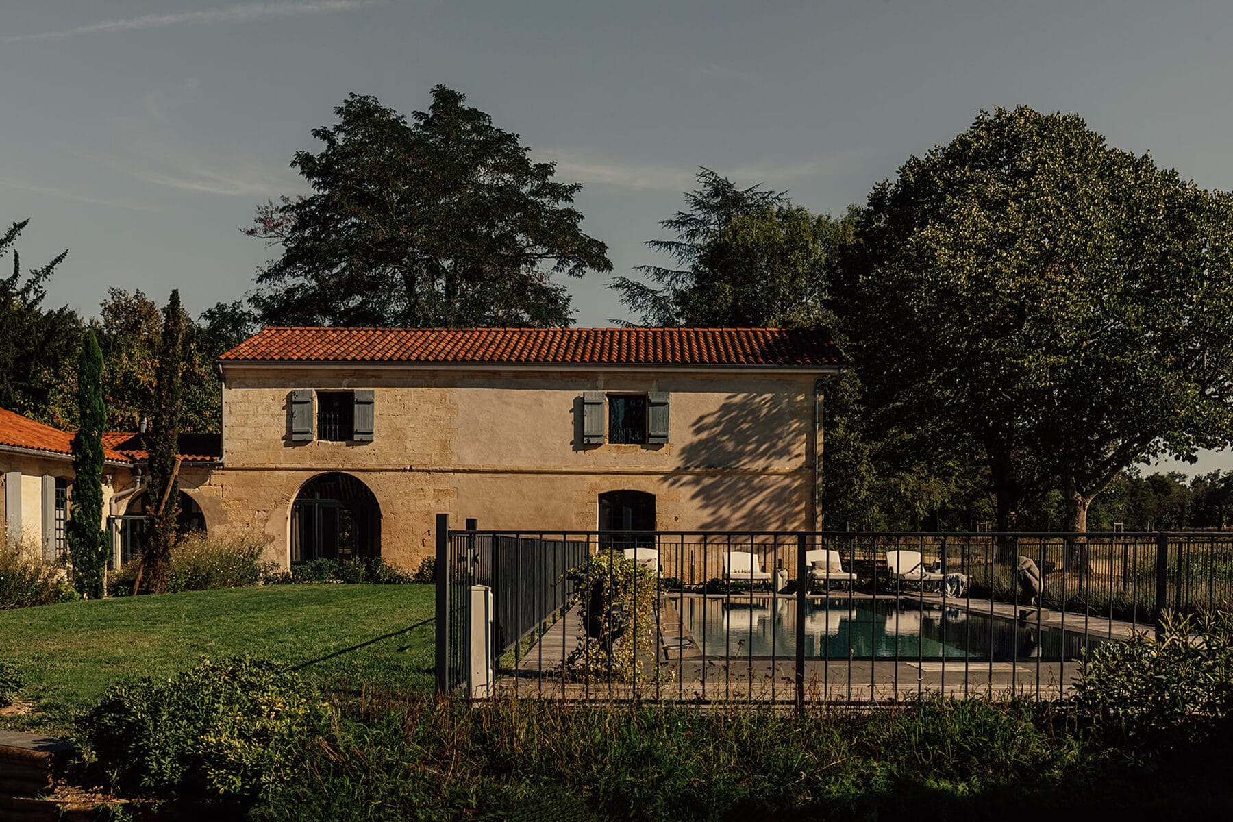 La demeure et sa piscine