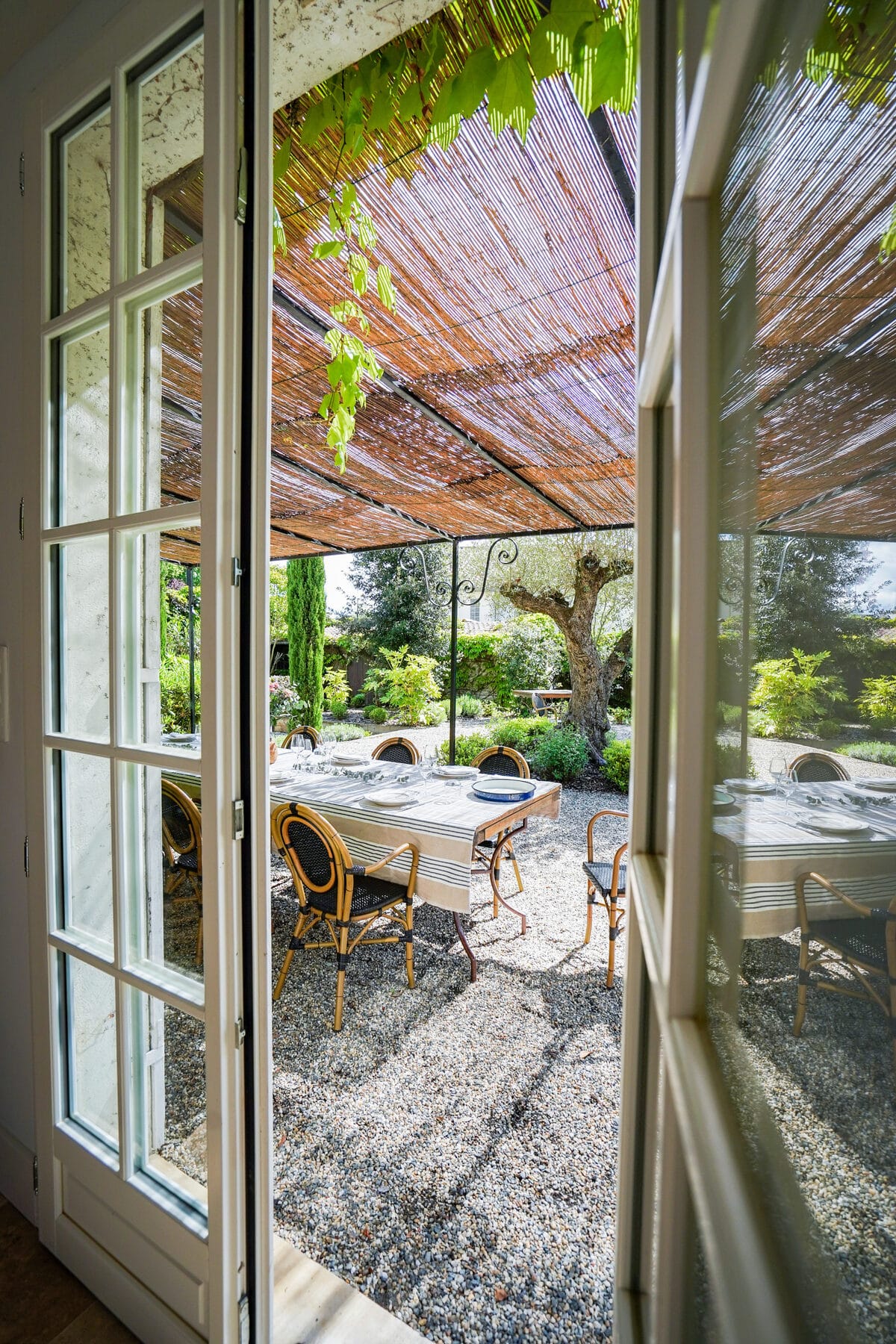 Table sous la tonnelle