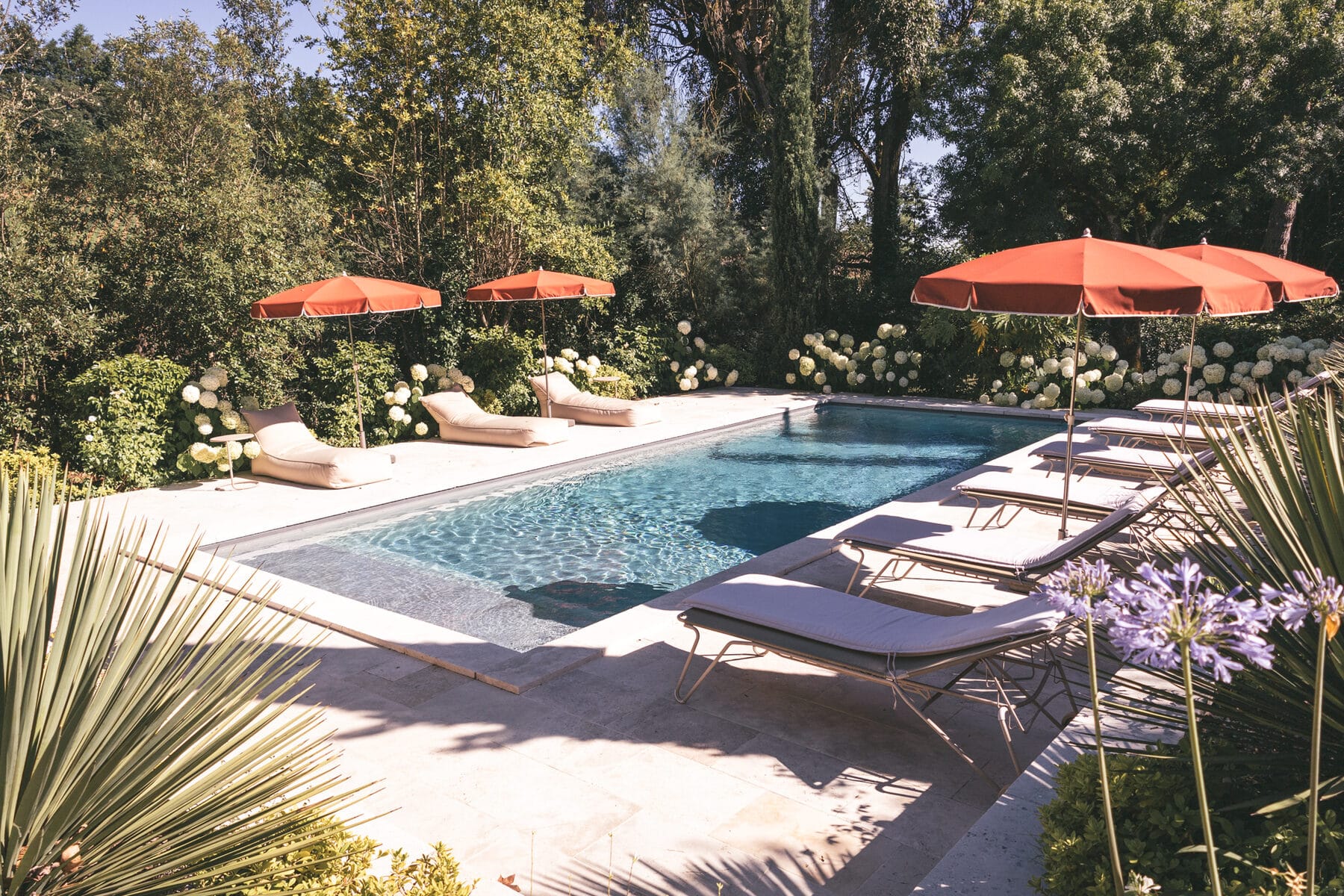Piscine et transats